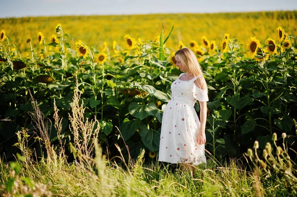 Ayçiçeği Alanındaki Sarışın Hamile Anne Gebeliğin Mutlu Anları — Stok fotoğraf