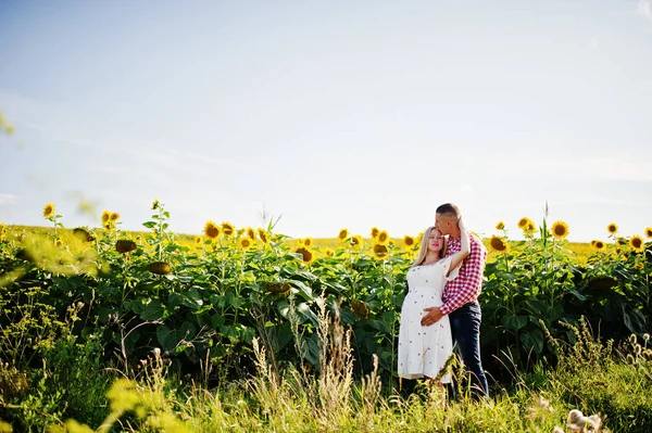 Couple Enceinte Dans Champ Tournesols Joyeux Moments Grossesse — Photo