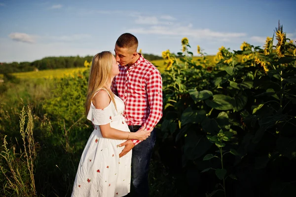 Schwangere Sonnenblumenfeld Glückliche Momente Der Schwangerschaft — Stockfoto