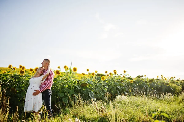 Casal Grávida Campo Girassóis Momentos Felizes Gravidez — Fotografia de Stock