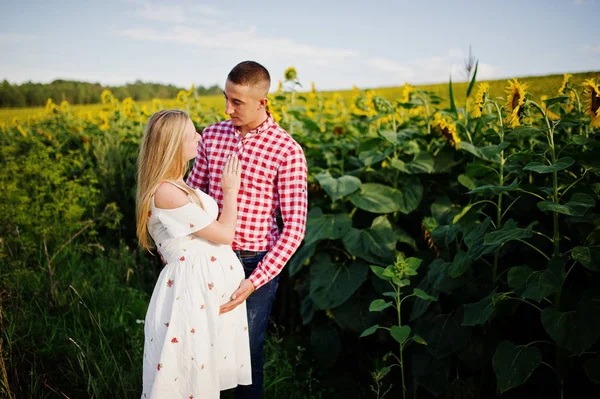 Casal Grávida Campo Girassóis Momentos Felizes Gravidez — Fotografia de Stock