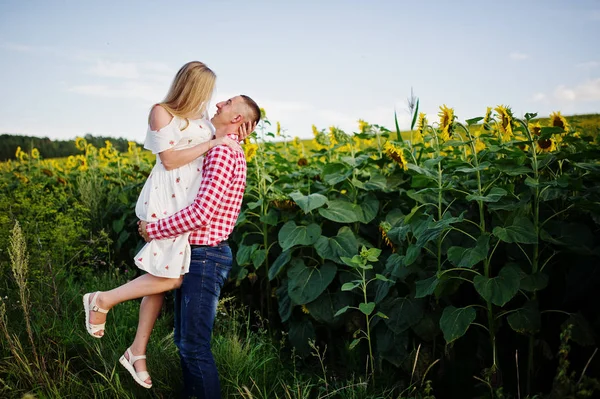 Pregnant Couple Sunflowers Field Happy Moments Pregnancy — Stock Photo, Image