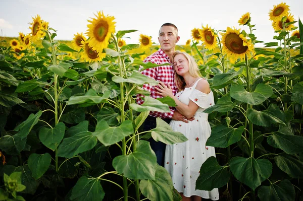 Casal Grávida Campo Girassóis Momentos Felizes Gravidez — Fotografia de Stock