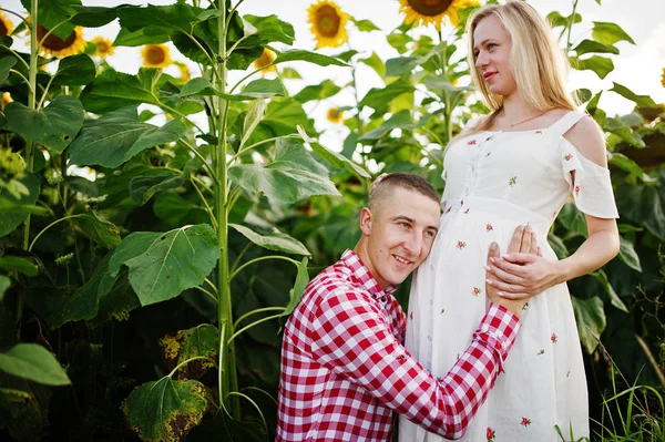 Pareja Embarazada Campo Girasoles Momentos Felices Embarazo —  Fotos de Stock