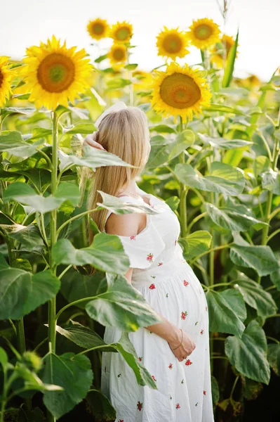 Blonde Pregnant Mother Sunflowers Field Happy Moments Pregnancy — Stock Photo, Image