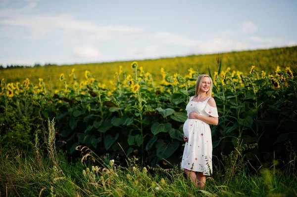 Blondă Mamă Însărcinată Câmp Floarea Soarelui Momente Fericite Sarcină — Fotografie, imagine de stoc