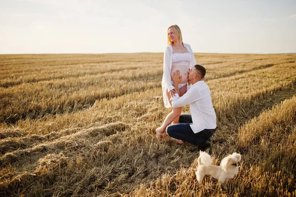 Pareja Embarazada Campo Corona Ropa Interior Blanca Puesta Del Sol —  Fotos de Stock