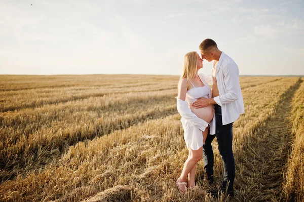 Pregnant Couple Wreath Field White Underwear Clothes Sunset Happy Moments — Stock Photo, Image