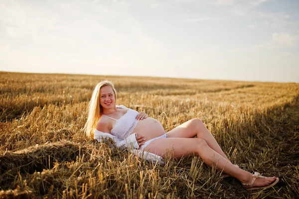 Блондинка Беременная Женщина Поле Венков Белом Нижнем Белье Закате Счастливые — стоковое фото