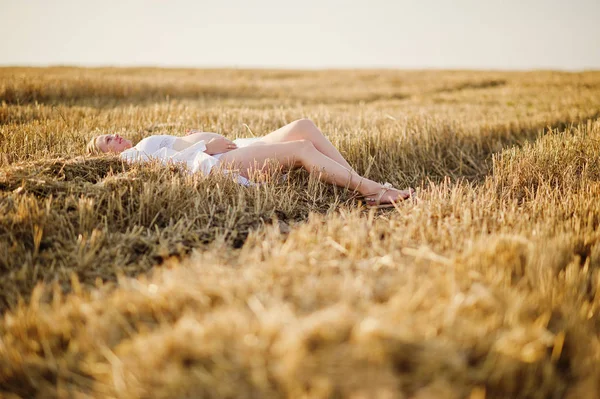 Blonde Schwangere Frau Kranzfeld Bei Weißer Unterwäsche Bei Sonnenuntergang Glückliche — Stockfoto