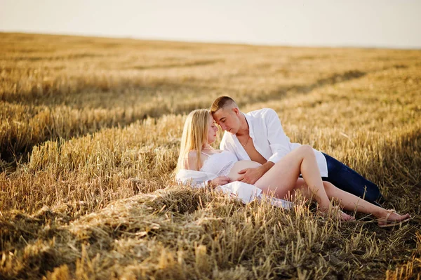 Casal Grávida Campo Grinalda Roupa Roupa Baixo Branca Pôr Sol — Fotografia de Stock