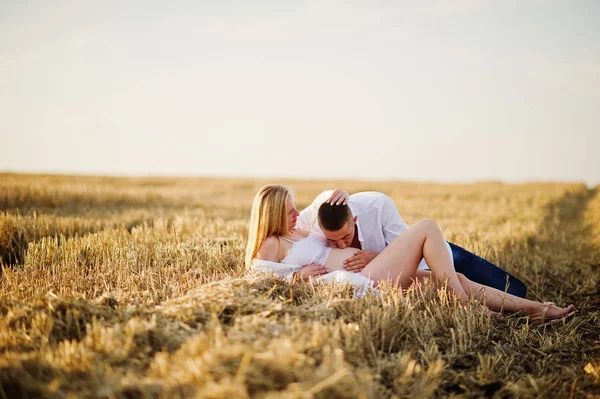 Pregnant Couple Wreath Field White Underwear Clothes Sunset Happy Moments — Stock Photo, Image