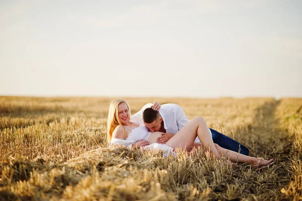 Pareja Embarazada Campo Corona Ropa Interior Blanca Puesta Del Sol —  Fotos de Stock