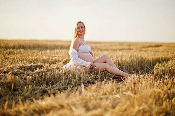 Beyaz Çamaşırı Elbiseleri Günbatımı Üzerinde Çelenk Alanında Sarışın Hamile Kadın — Stok fotoğraf