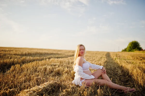 Beyaz Çamaşırı Elbiseleri Günbatımı Üzerinde Çelenk Alanında Sarışın Hamile Kadın — Stok fotoğraf