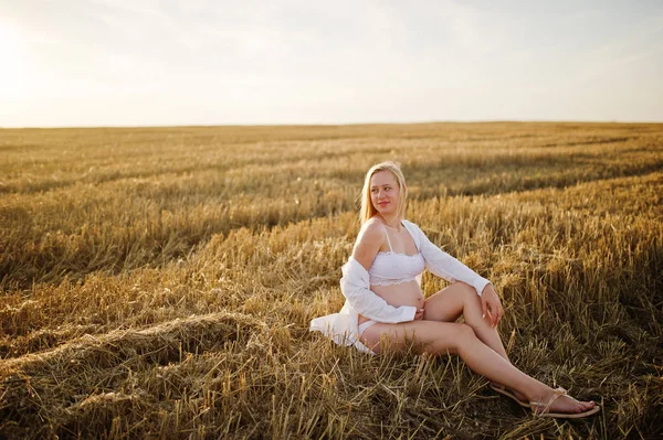Блондинка Беременная Женщина Поле Венков Белом Нижнем Белье Закате Счастливые — стоковое фото