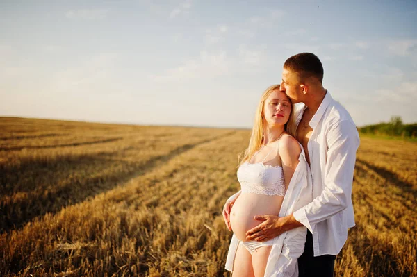 Pregnant Couple Wreath Field White Underwear Clothes Sunset Happy Moments — Stock Photo, Image