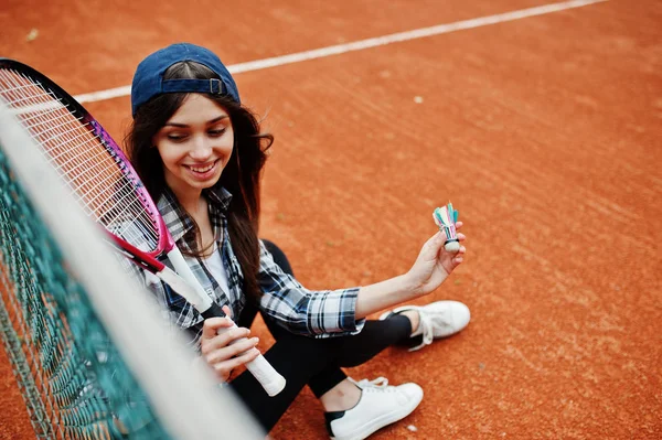 テニスコートでテニス ラケットを持つスポーティーな少女プレイヤー — ストック写真