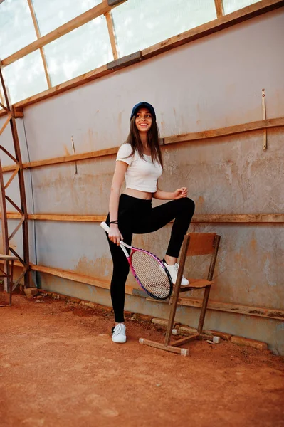 Tenis Kortunda Tenis Raketi Ile Çalan Genç Sportif Kız — Stok fotoğraf