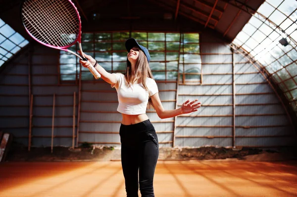 Tenis Kortunda Tenis Raketi Ile Çalan Genç Sportif Kız — Stok fotoğraf
