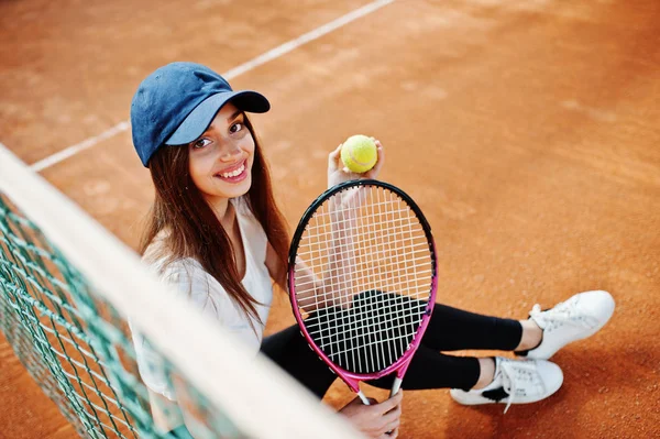 テニスコートでテニス ラケットを持つスポーティーな少女プレイヤー — ストック写真