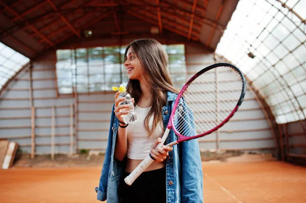 テニスコートでテニス ラケットを持つスポーティーな少女プレイヤー — ストック写真