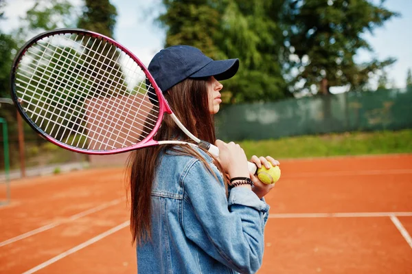 テニスコートでテニス ラケットを持つスポーティーな少女プレイヤー — ストック写真