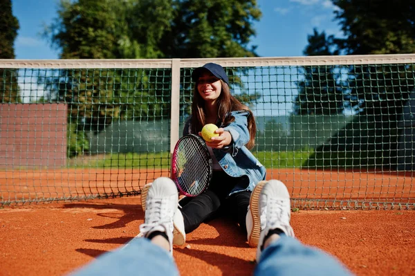 Jentespiller Med Tennisracket Tennisbane – stockfoto