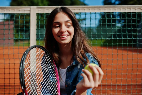 テニスコートでテニス ラケットを持つスポーティーな少女プレイヤー — ストック写真