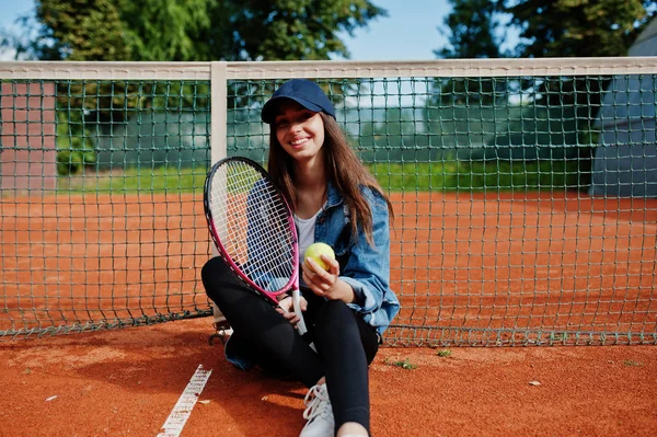 テニスコートでテニス ラケットを持つスポーティーな少女プレイヤー — ストック写真