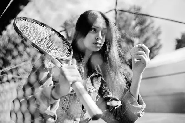 Sportig Flicka Spelare Med Tennisracket Tennisbanan — Stockfoto