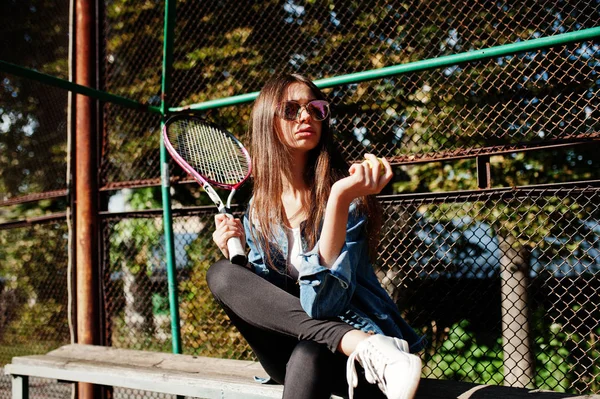 Giovane Giocatrice Sportiva Con Racchetta Tennis Sul Campo Tennis — Foto Stock