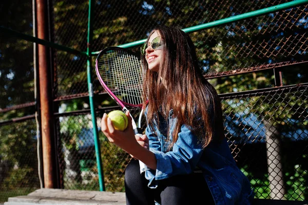 年轻人运动的女孩网球拍在网球场上 — 图库照片