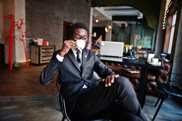 Afryki Amerykański Biznesmen Nosić Czarnym Garniturze Okulary Biurze Picie Kawy — Zdjęcie stockowe