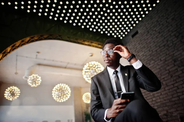 Business Afrikanisch Amerikanischer Mann Trägt Schwarzen Anzug Und Brille Büro — Stockfoto