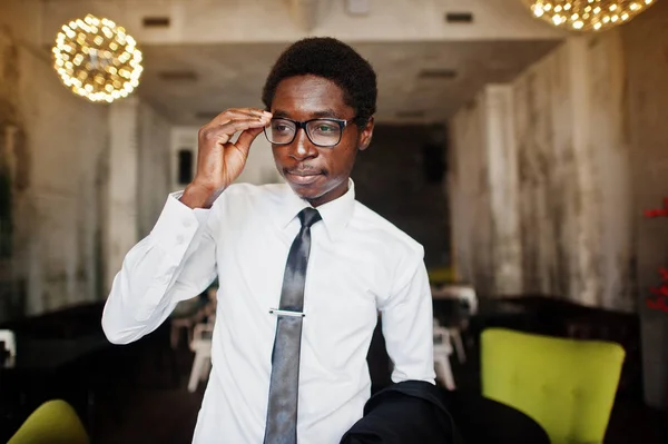 ビジネスのアフリカ系アメリカ人は白いシャツ ネクタイ オフィスで眼鏡着用します — ストック写真