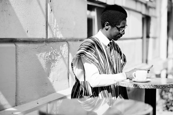 Afryki Człowiek Tradycyjne Stroje Okulary Odkrytym Caffe Pić Kawę Patrząc — Zdjęcie stockowe