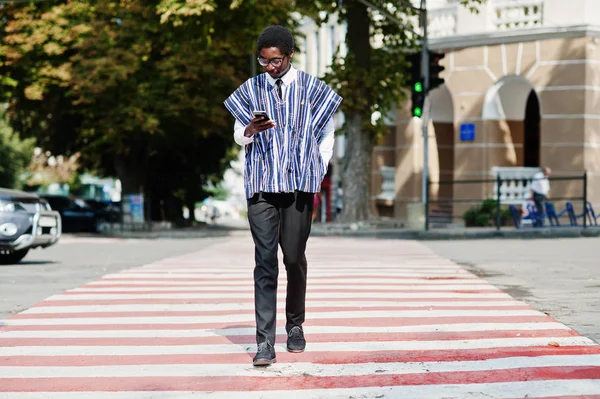 Homem Africano Roupas Tradicionais Óculos Andando Passarela Olhando Para Telefone — Fotografia de Stock