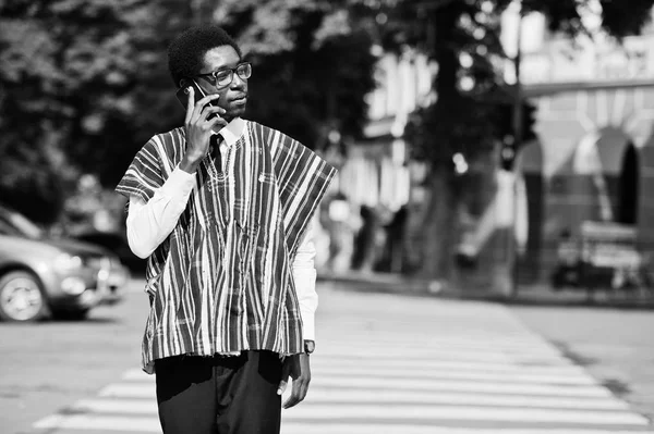 Hombre Africano Ropa Tradicional Gafas Caminando Paso Peatones Hablando Por —  Fotos de Stock