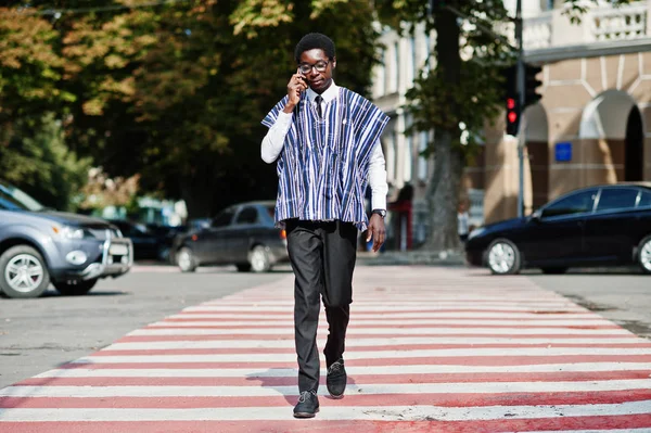 Hombre Africano Ropa Tradicional Gafas Caminando Paso Peatones Hablando Por — Foto de Stock