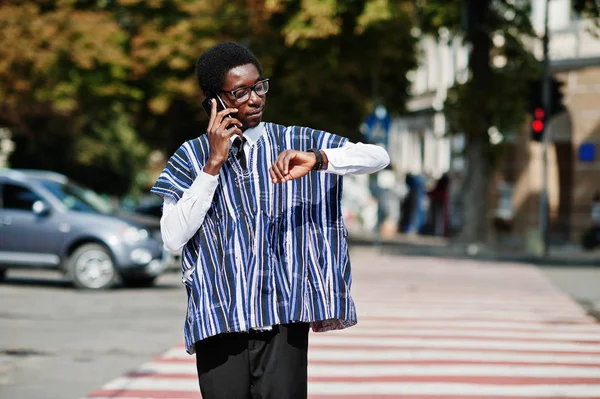 Hombre Africano Ropa Tradicional Gafas Caminando Paso Peatones Hablando Por — Foto de Stock