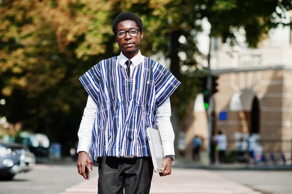 Afrikai Férfi Hagyományos Ruhákat Szemüveg Walking Crosswalk Mozgatható Telefon Laptop — Stock Fotó