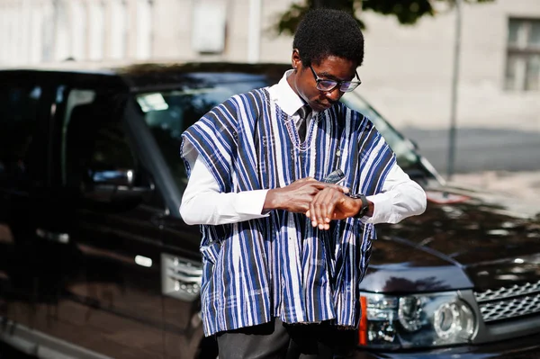 Empresario Africano Ropa Tradicional Gafas Con Teléfono Móvil Contra Coche — Foto de Stock