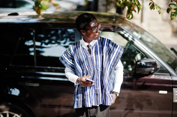 Empresário Africano Roupas Tradicionais Óculos Com Telefone Celular Contra Carro — Fotografia de Stock