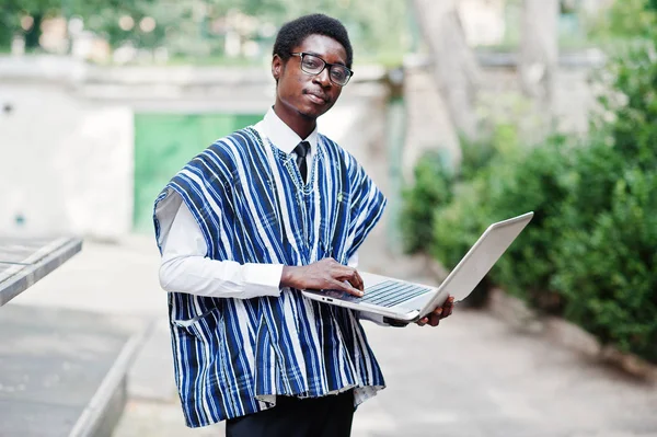 Afrikansk Man Traditionella Kläder Och Glasögon Med Laptop Arbeta Utomhus — Stockfoto