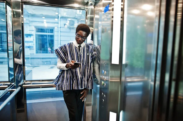 Hombre Africano Ropa Tradicional Gafas Con Teléfono Móvil Elavator Ascensor — Foto de Stock