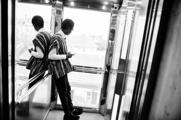 Homme Africain Vêtements Traditionnels Lunettes Avec Téléphone Portable Elavator Ascenseur — Photo
