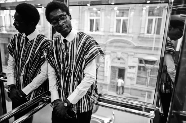 伝統的な服や Elavator やモダンなエレベーターでメガネのアフリカ人 — ストック写真