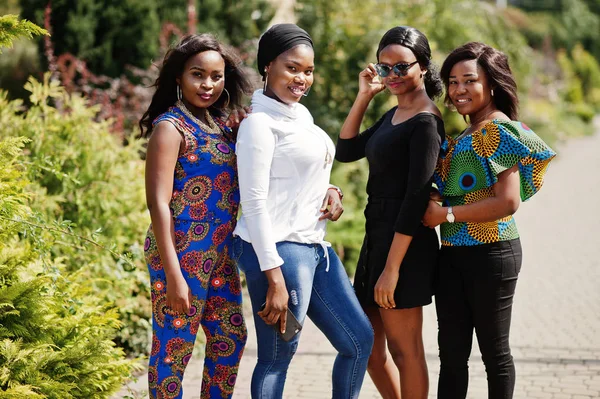Groep Van Vier Afrikaanse Amerikaanse Meisjes Stelde Buiten Een Goed — Stockfoto