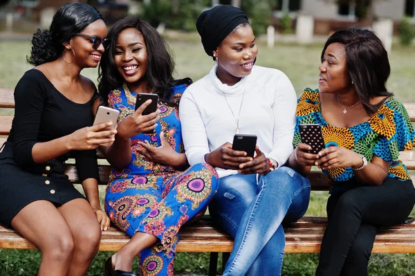 Gruppo Quattro Ragazze Afro Americane Sedute Panca Esterna Con Telefoni — Foto Stock